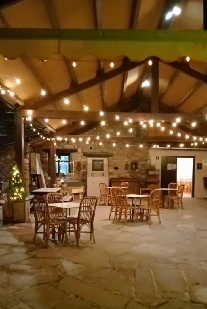 Albergue La Escuela De Lirí Екстериор снимка