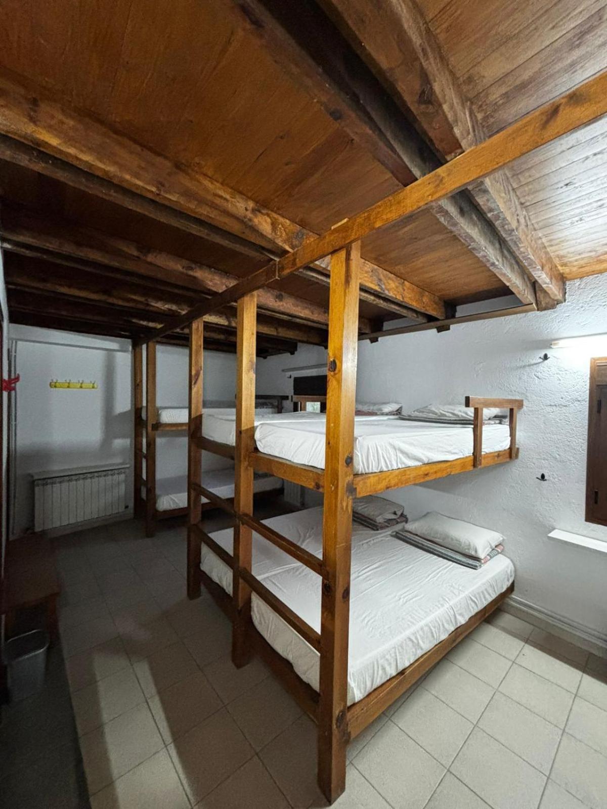 Albergue La Escuela De Lirí Екстериор снимка